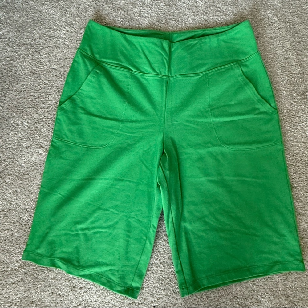 Women with Control Wicked Bermuda shorts in green